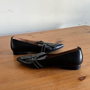 Flattered Black Pointed-Toe Leather Loafers with Contrast Stitching